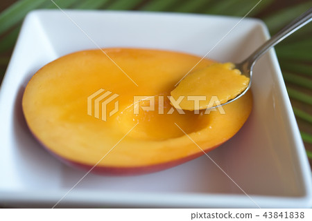 把勺子變成寂寞的芒果形象 43841838