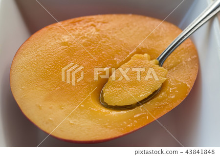 把勺子變成寂寞的芒果形象 把勺子變成寂寞的芒果形象 43841848