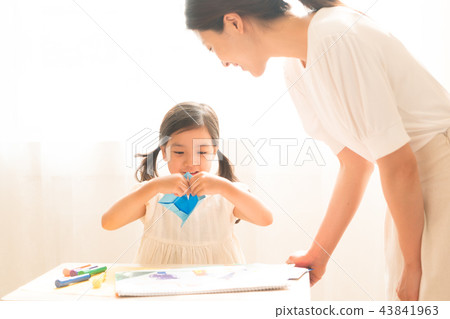 坐在窗口的母親和女兒 43841963