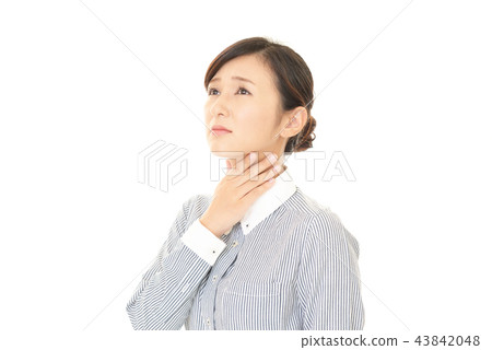 Woman who complains of sore throat 43842048