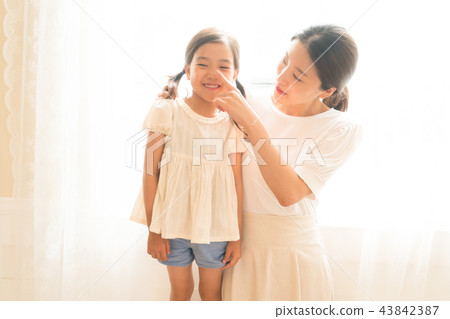 站立在窗口的母親和孩子 43842387