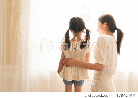 站立在窗口的女孩 站立在窗口的女孩 43842447