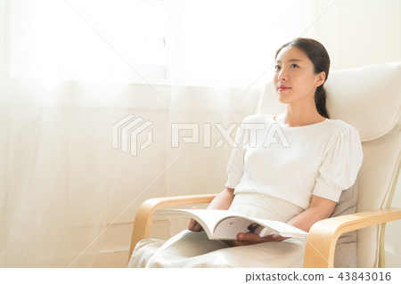 坐在窗口的婦女 坐在窗口的婦女 43843016