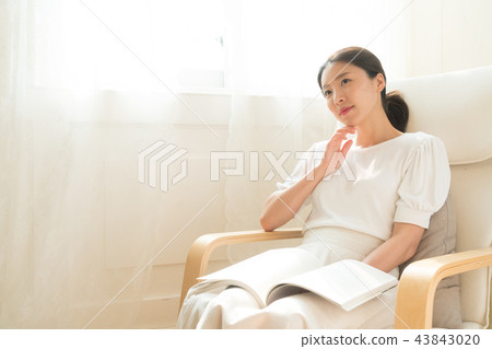 坐在窗口的婦女 坐在窗口的婦女 43843020