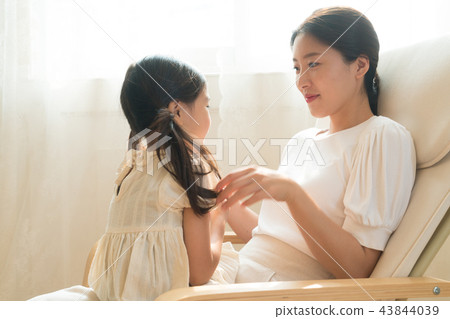 坐在窗口的母親和女兒 坐在窗口的母親和女兒 43844039