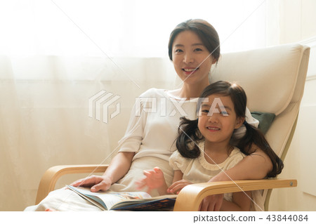 坐在窗口的母親和女兒 坐在窗口的母親和女兒 43844084