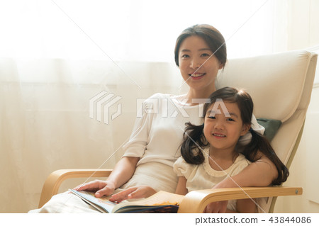 坐在窗口的母親和女兒 坐在窗口的母親和女兒 43844086