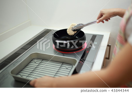 Deep-fried food (housework housewife mom body parts faceless female person cooking cooking IH stove cooking) 43844344