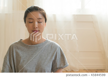 做瑜伽的一名婦女 43844599