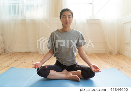 A woman doing yoga 43844600