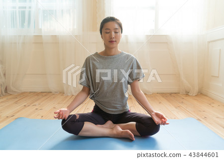 做瑜伽的一名婦女 43844601