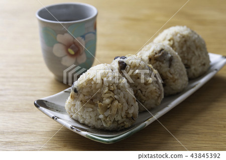 煮熟的五花肉和shimeji米飯 煮熟的五花肉和shimeji米飯 43845392