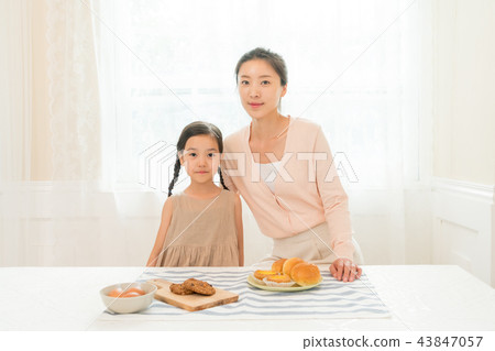 Mother and Child enjoying home baking 43847057