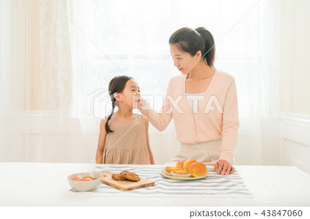 享受家庭烘烤的母親和孩子 享受家庭烘烤的母親和孩子 43847060