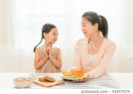 Mother and Child enjoying home baking 43847079