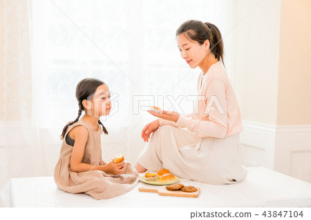 享受家庭烘烤的母親和孩子 43847104