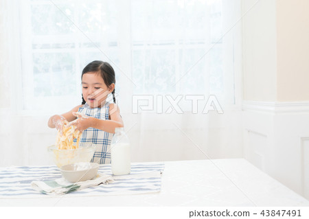 享受家庭烘烤的女孩 享受家庭烘烤的女孩 43847491