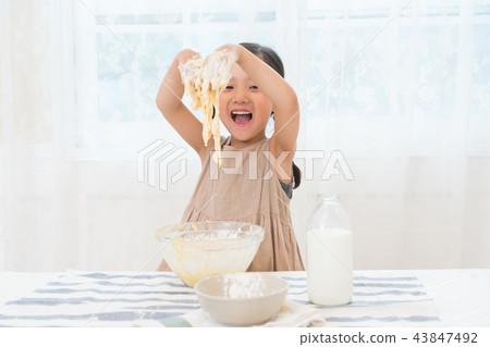 享受家庭烘烤的女孩 享受家庭烘烤的女孩 43847492