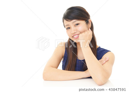 放鬆與微笑的婦女 放鬆與微笑的婦女 43847591