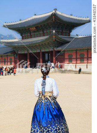 Behind the front door of Kyeongbok Palace 43848587