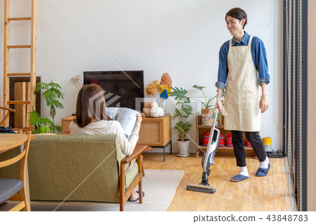 丈夫和妻子打掃假期 43848783