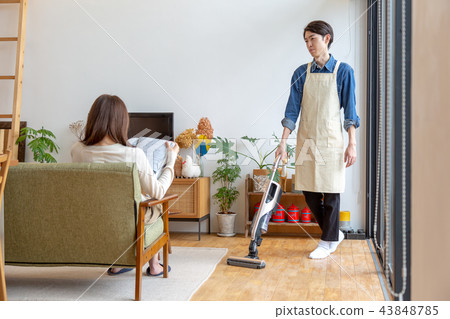 丈夫和妻子打掃假期 43848785