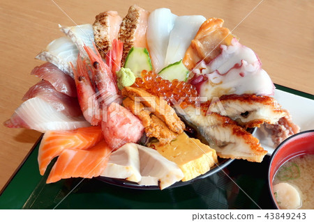 Luxurious seafood rice bowl with more than 10 kinds of ingredients 43849243