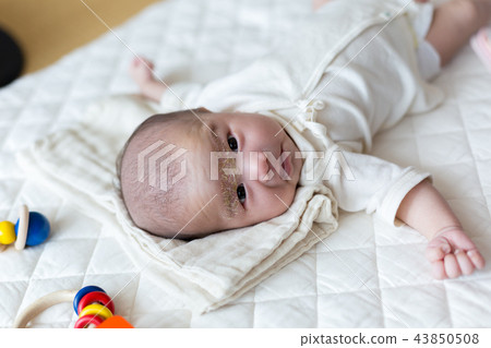 微笑的新生嬰兒 43850508