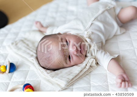 Smiling newborn baby 43850509