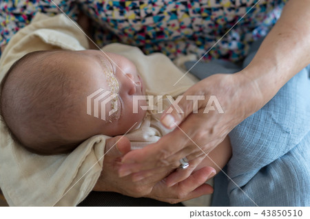 Newborn baby and grandmother 43850510