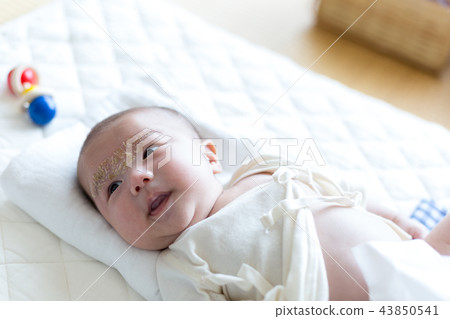 微笑的新生兒尿布更改 微笑的新生兒尿布更改 43850541
