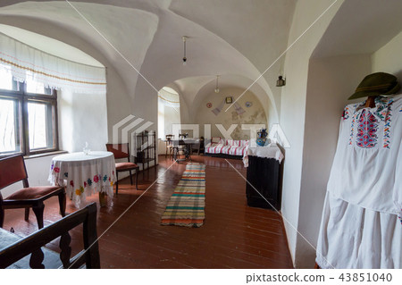 a museum in the white room with ancient things of 43851040