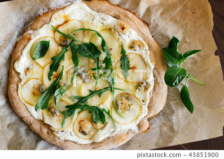 Pizza with cream sauce, pears and cheese dor blue. 43851900