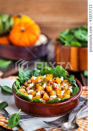 Butternut squash, bacon, spinach and cheese salad Butternut squash, bacon, spinach and cheese salad 43855715