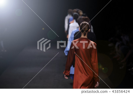 Model walk back mirror Runway Fashion Show catwalk Model walk back mirror Runway Fashion Show catwalk 43856424