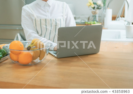 Housewife, housewife, pc 43858963