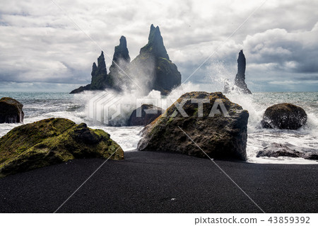 Basalt rock formations Reynisdrangar, Vik, Iceland Basalt rock formations Reynisdrangar, Vik, Iceland 43859392