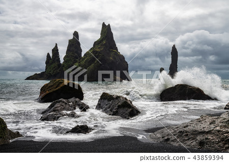 Basalt rock formations Reynisdrangar, Vik, Iceland Basalt rock formations Reynisdrangar, Vik, Iceland 43859394
