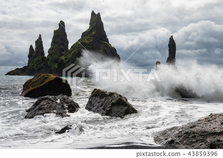Basalt rock formations Reynisdrangar, Vik, Iceland Basalt rock formations Reynisdrangar, Vik, Iceland 43859396