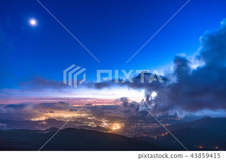 <Nagano Prefecture> Ryuo Mountain Park-Night clouds and flowing clouds 43859415