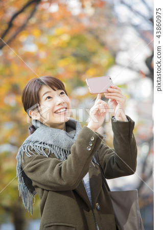 外套的女人 43860975