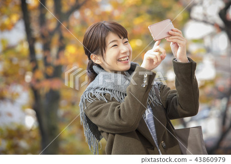 外套的女人 43860979