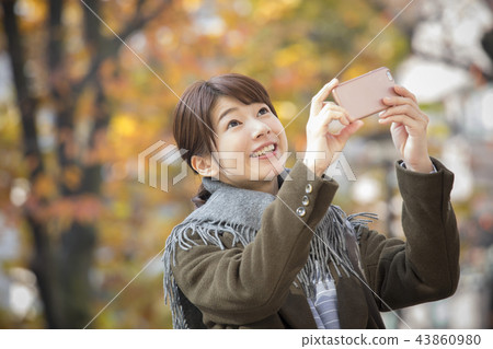 外套的女人 43860980