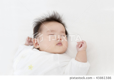 一個3個月大的新生兒睡覺時整體穿著白色。新出生的嬰孩，嬰孩，育兒，健康的圖像 43861386