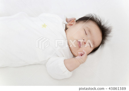 一個3個月大的新生兒睡覺時整體穿著白色。新出生的嬰孩，嬰孩，育兒，健康的圖像 43861389