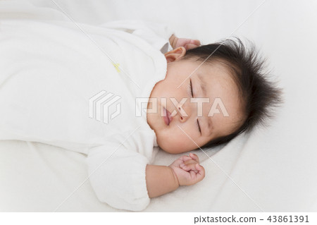 一個3個月大的新生兒睡覺時整體穿著白色。新出生的嬰孩，嬰孩，育兒，健康的圖像 43861391
