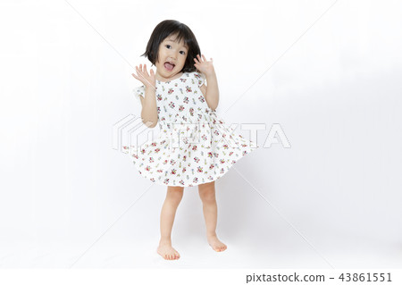 雙臂抬起的驚訝，一件式小女孩。驚喜，驚喜，震撼，愉悅，震驚的姿勢 43861551