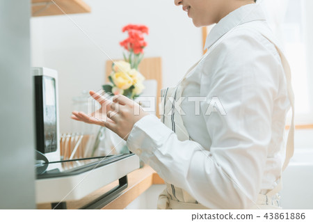 微波爐 主婦 家庭主婦 43861886