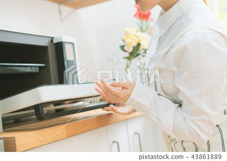 微波爐 主婦 家庭主婦 43861889