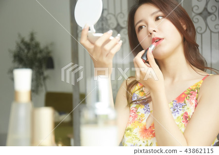 Female makeup beauty Female makeup beauty 43862115